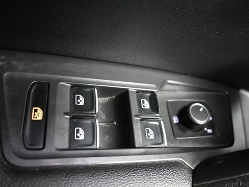 Used 2020 Volkswagen Tiguan SE image 28