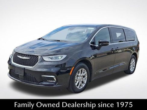 Used 2025 Chrysler Pacifica Select image 3