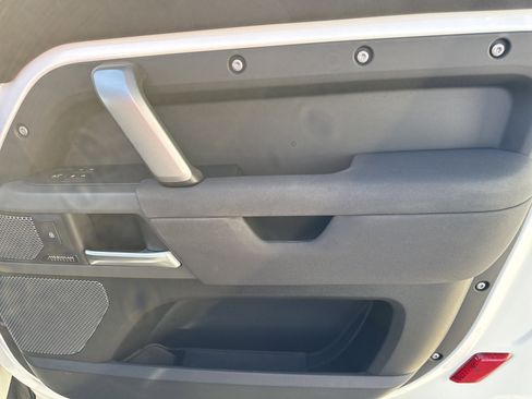 Used 2023 Land Rover Defender 90 X-Dynamic SE image 13