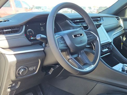 New 2025 Jeep Grand Cherokee Altitude image 10