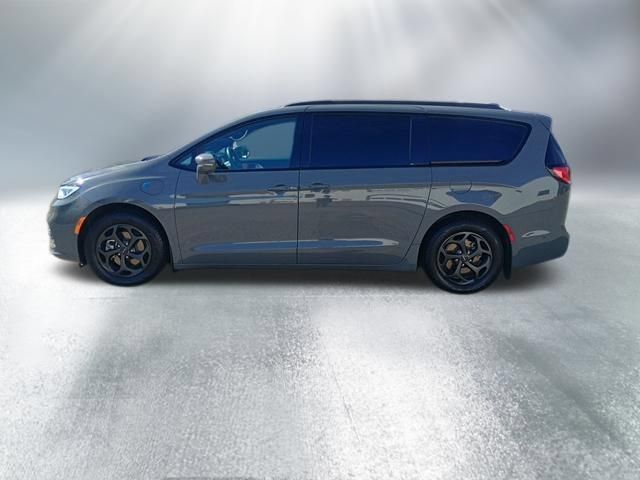 Used 2021 Chrysler Pacifica Limited w/ Uconnect Theater Family Group FWD image 2