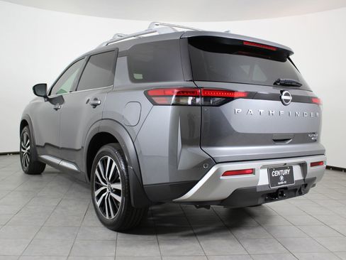 Used 2024 Nissan Pathfinder Platinum image 3