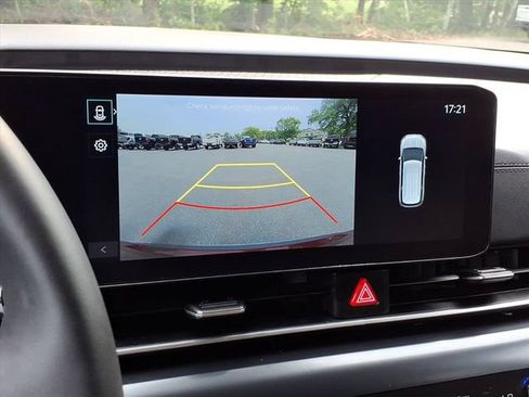Used 2025 Kia Carnival FWD image 22