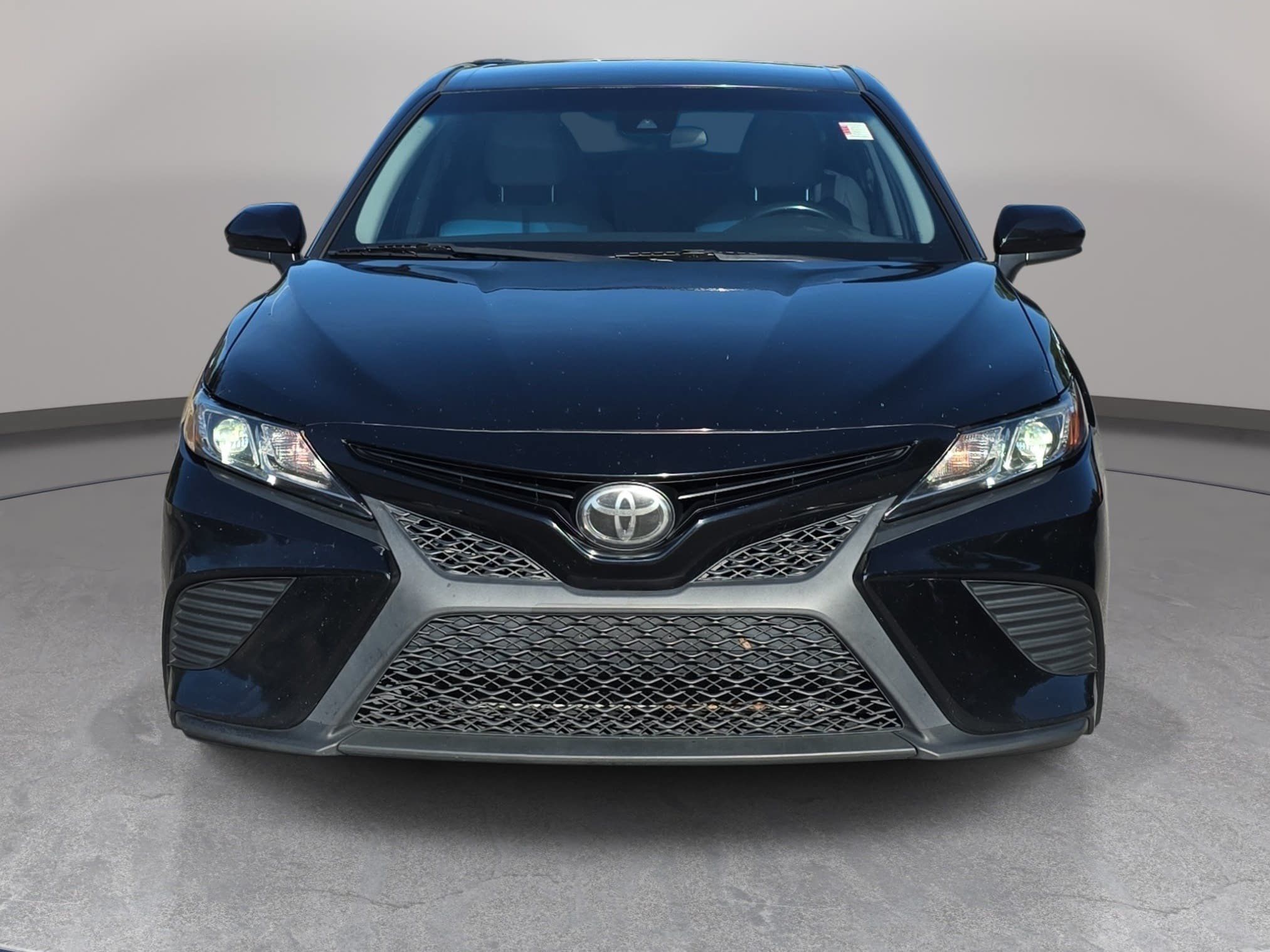 Used 2019 Toyota Camry SE FWD image 2