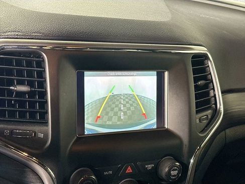 Used 2021 Jeep Grand Cherokee Laredo image 16