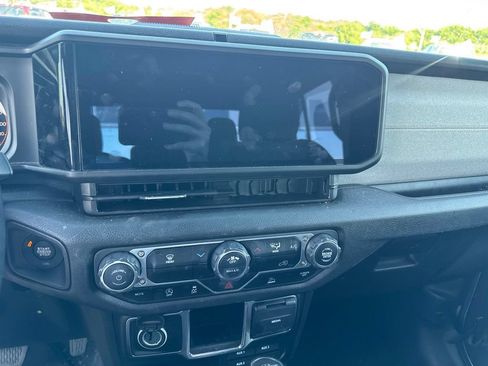 Used 2024 Jeep Gladiator Sport AWD/4WD image 13