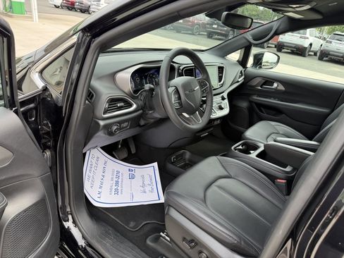 Used 2025 Chrysler Pacifica Select FWD image 10