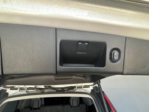 Used 2017 Cadillac Escalade ESV Luxury AWD/4WD image 31