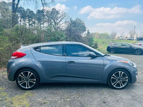 Used 2017 Hyundai Veloster FWD image 7