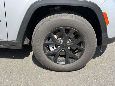 Certified 2025 Jeep Grand Cherokee Altitude AWD/4WD image 13