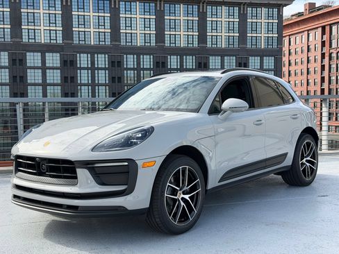 Used 2026 Porsche Macan AWD/4WD image 1