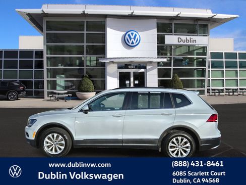 Used 2018 Volkswagen Tiguan SE w/ Panoramic Sunroof Package image 7