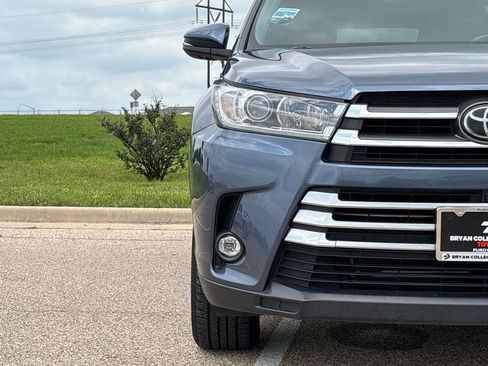 Used 2019 Toyota Highlander Limited Platinum FWD image 4