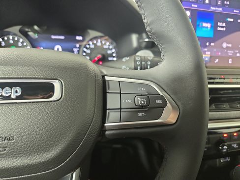 Used 2023 Jeep Compass Latitude AWD/4WD image 17