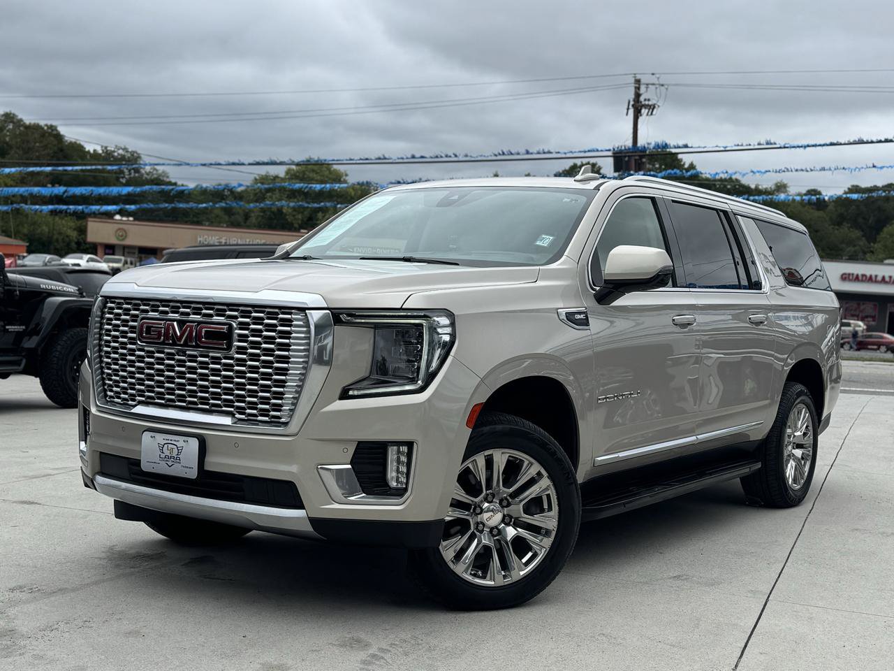 Used 2021 GMC Yukon XL Denali w/ Advanced Technology Package AWD/4WD image 3