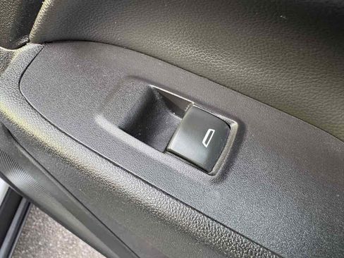 Used 2018 Chevrolet Equinox LT FWD image 32