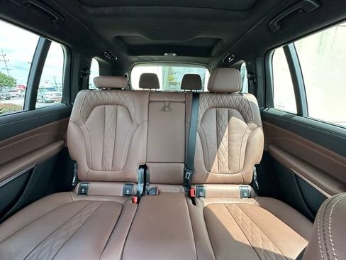 Used 2025 BMW X7 M60i AWD/4WD image 32