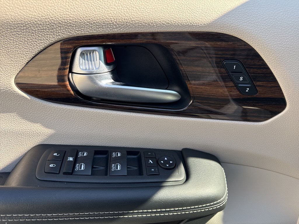 Used 2023 Chrysler Pacifica Limited FWD image 48