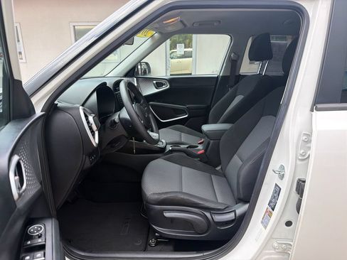 Used 2023 Kia Soul LX w/ Option Group 015 FWD image 10