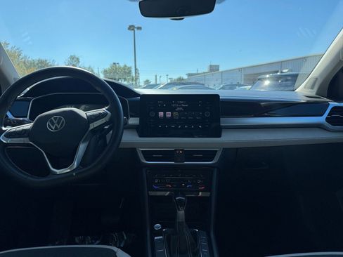 Used 2025 Volkswagen Taos SE image 18
