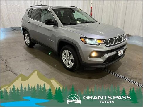 Used 2022 Jeep Compass Latitude w/ Sun and Sound Group AWD/4WD image 1