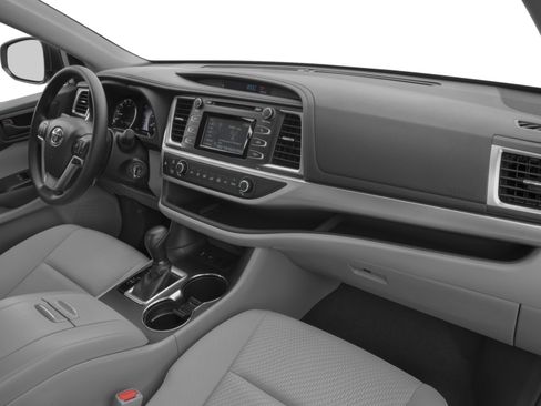 Used 2018 Toyota Highlander LE AWD/4WD image 12
