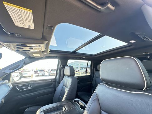 Used 2023 GMC Yukon XL SLT AWD/4WD image 19