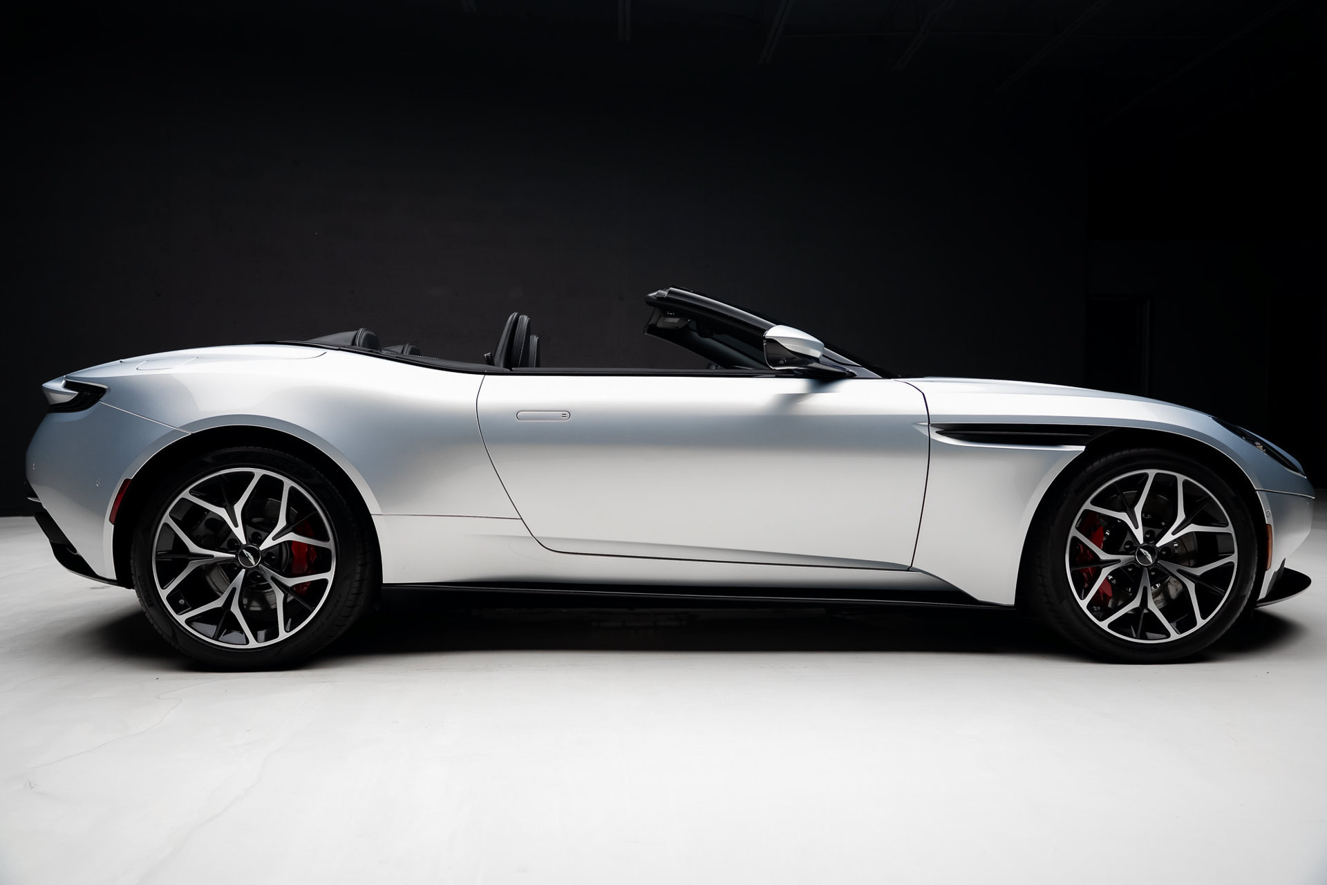 Used 2019 Aston Martin DB11 Volante RWD image 36