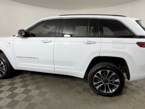 Used 2023 Jeep Grand Cherokee Overland w/ Luxury Tech Group IV AWD/4WD image 9