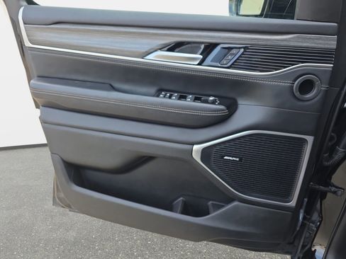 Used 2024 Jeep Wagoneer L Series II RWD image 25