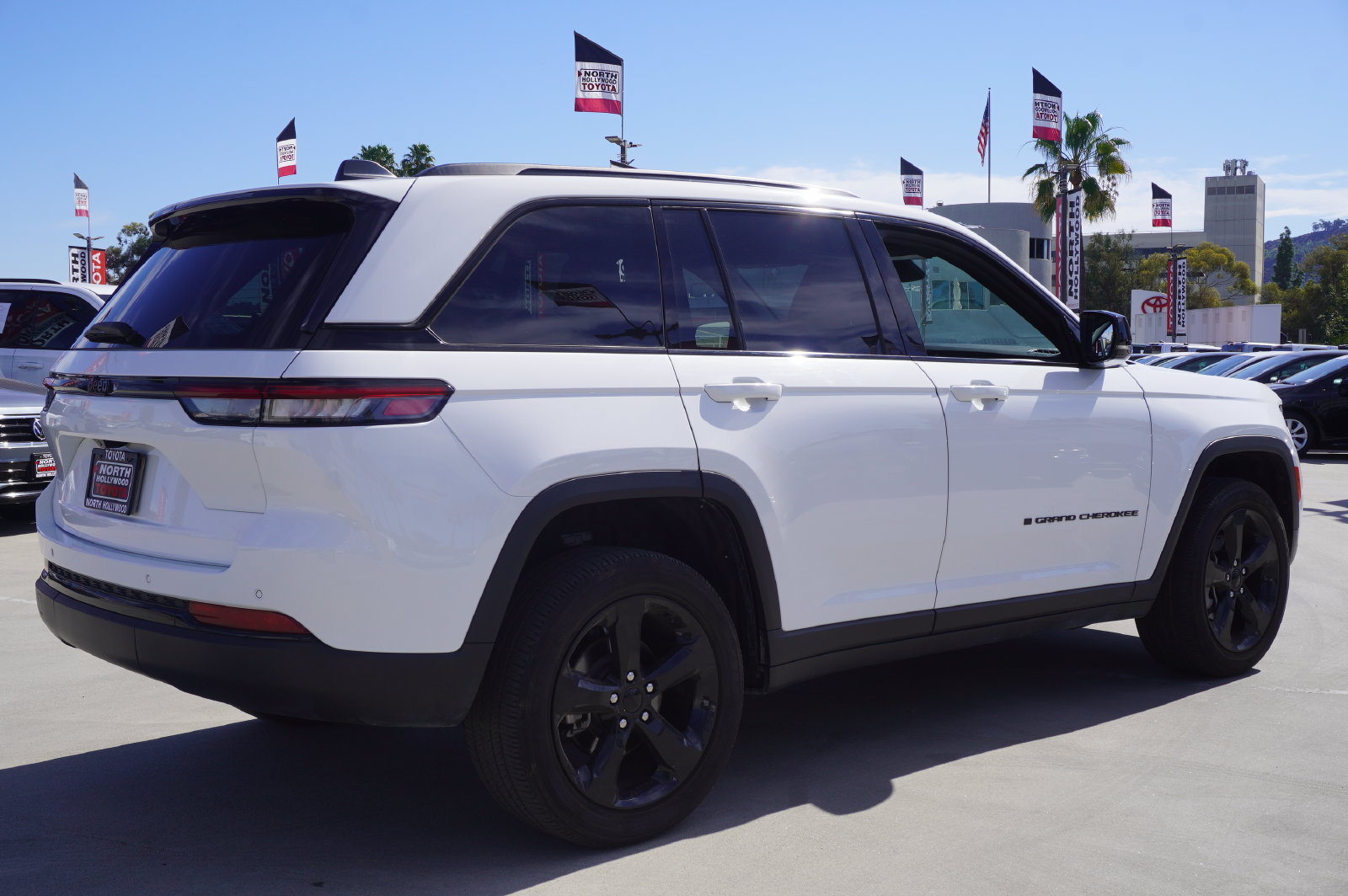 Used 2023 Jeep Grand Cherokee Altitude RWD image 5