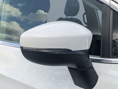 Used 2023 Chrysler Pacifica Touring-L FWD image 10