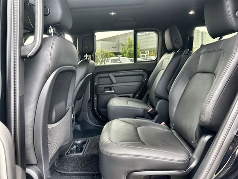 Used 2025 Land Rover Defender 130 X-Dynamic SE image 15