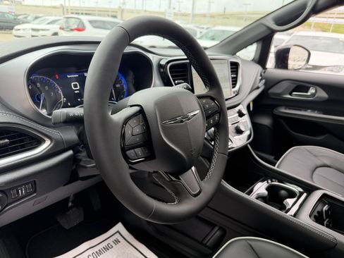 New 2026 Chrysler Pacifica Limited image 42