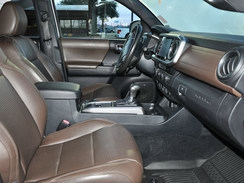 Used 2020 Toyota Tacoma Limited image 17