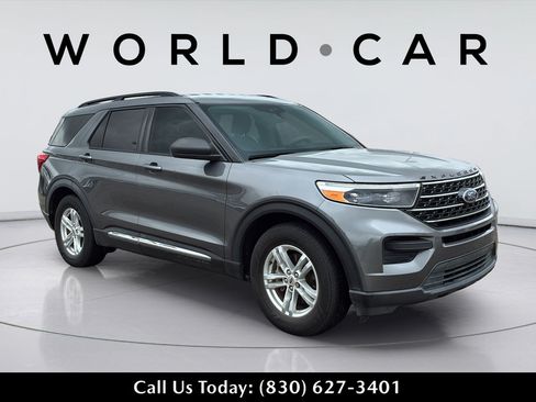 Used 2021 Ford Explorer XLT RWD image 2