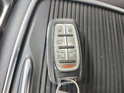 Used 2023 Chrysler Pacifica Limited FWD image 38