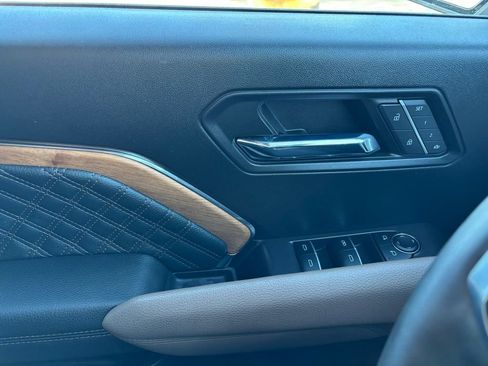 Used 2024 GMC Canyon Denali image 25