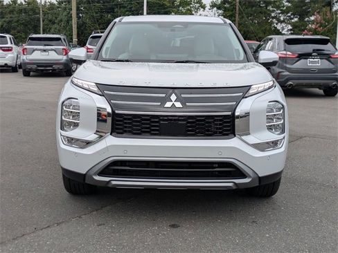 New 2025 Mitsubishi Outlander SE image 8