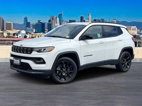 Used 2026 Jeep Compass Latitude AWD/4WD image 2