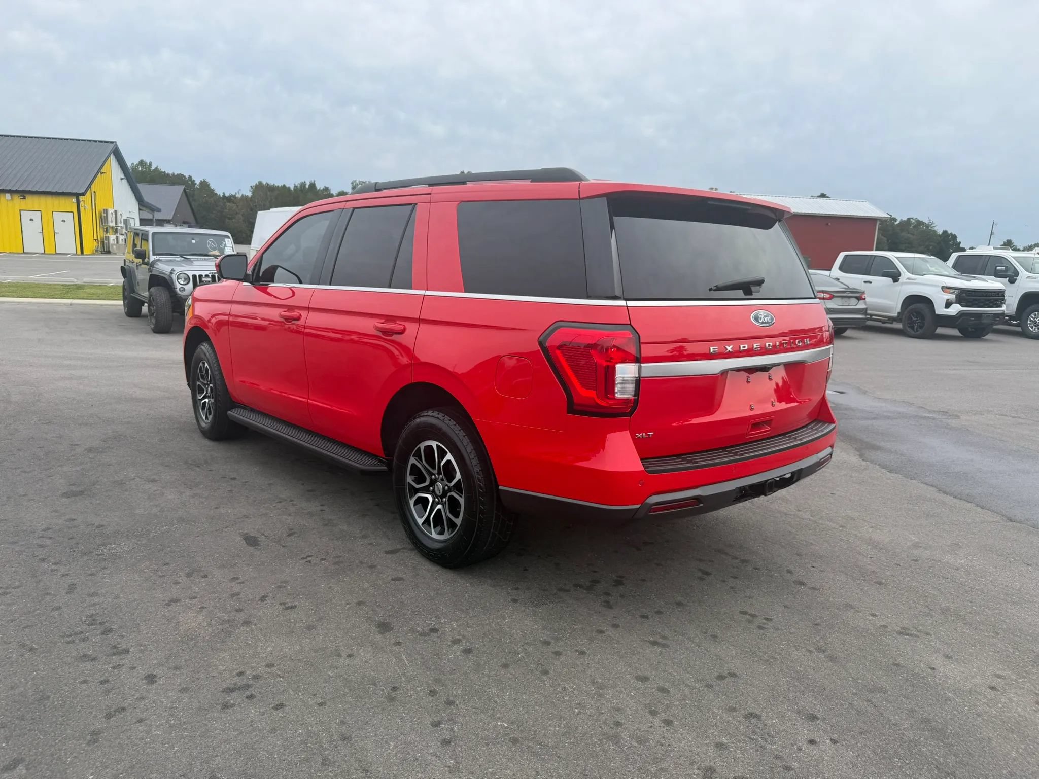 Used 2023 Ford Expedition XLT AWD/4WD image 3