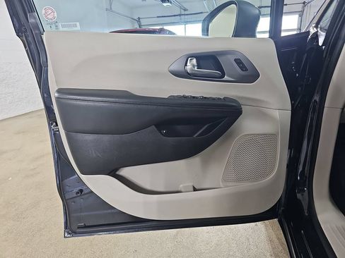 Used 2023 Chrysler Pacifica Touring-L FWD image 33