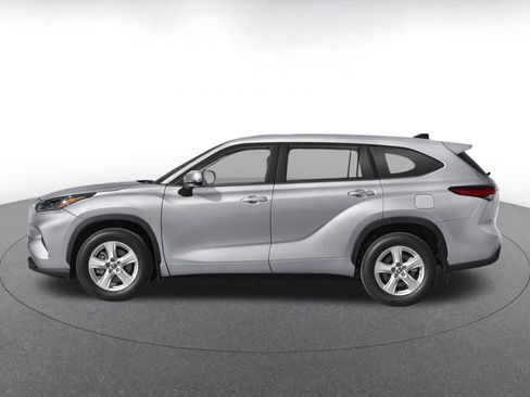 Used 2025 Toyota Highlander LE FWD image 3
