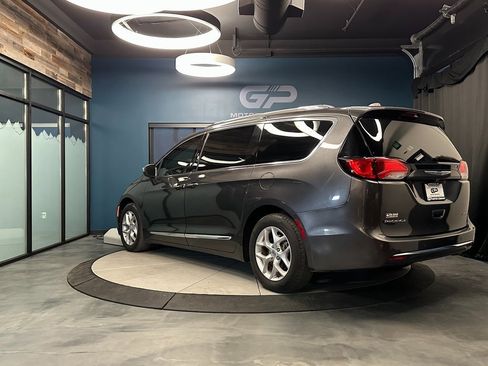 Used 2020 Chrysler Pacifica Limited image 5