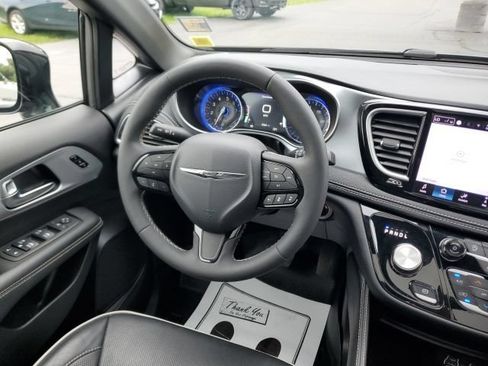 Used 2025 Chrysler Pacifica Limited AWD/4WD image 18