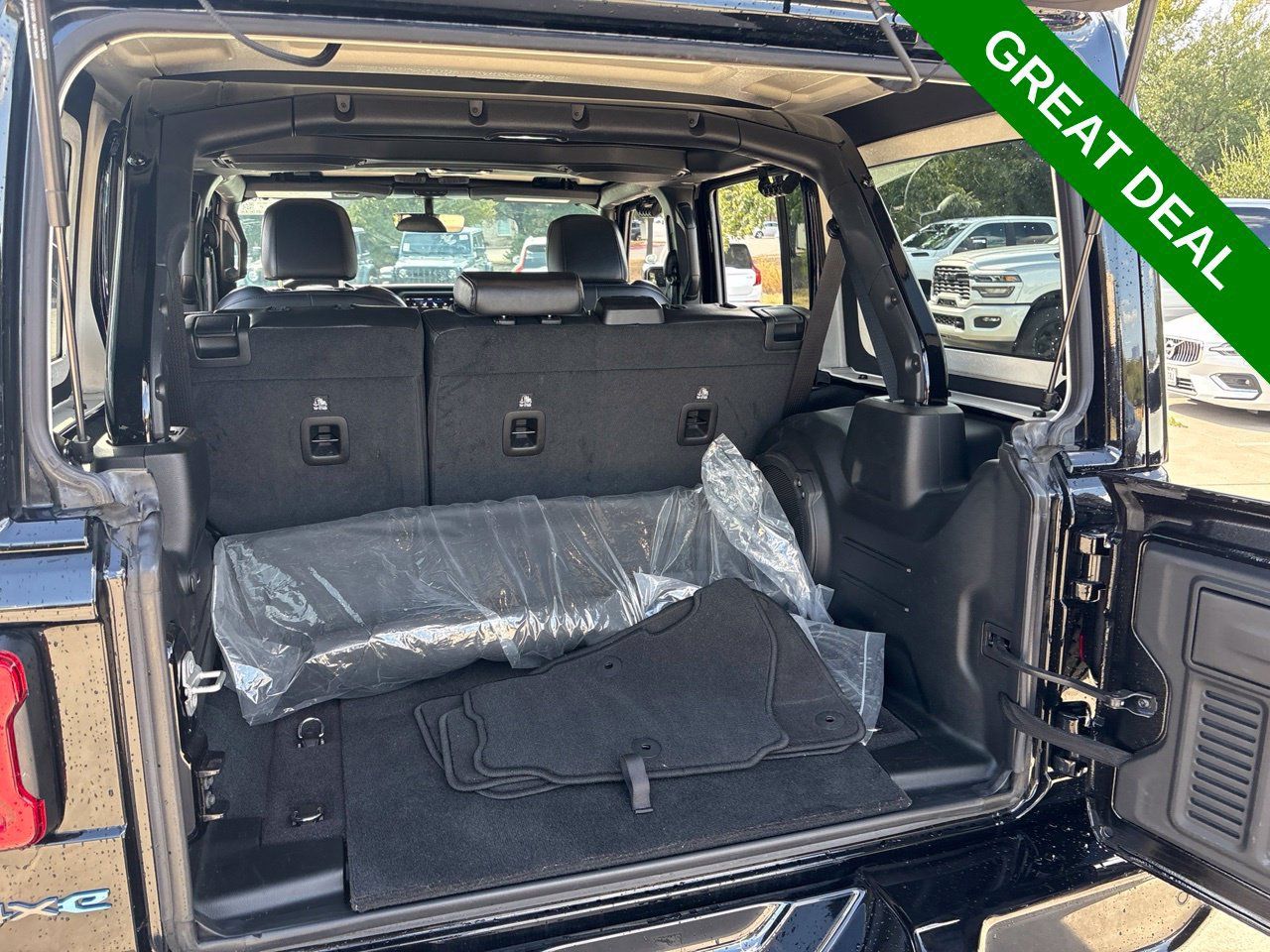 Used 2023 Jeep Wrangler Unlimited Sahara AWD/4WD image 10
