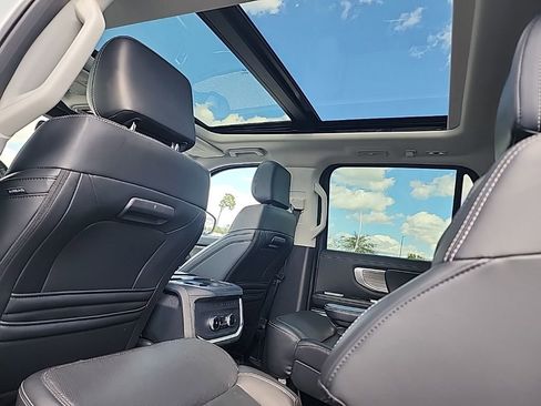 Used 2025 Ford Expedition Platinum image 14