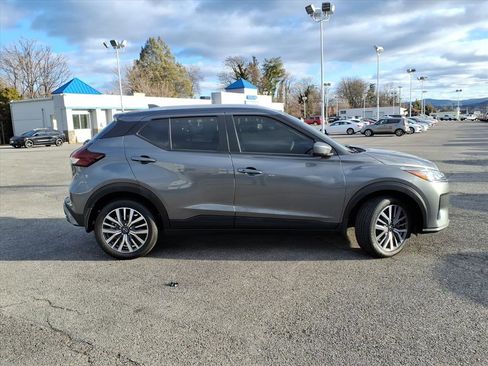 Used 2024 Nissan Kicks SV image 3