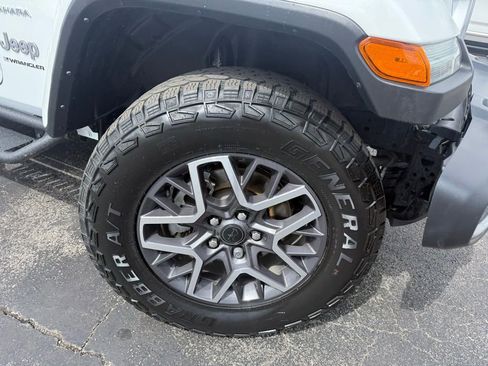 Used 2024 Jeep Wrangler Unlimited Sahara w/ Technology Group AWD/4WD image 3