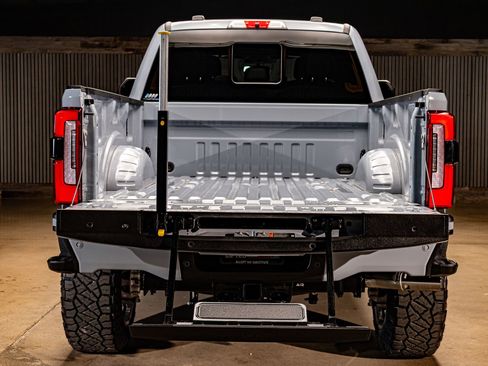 Used 2024 Ford F250 Platinum w/ FX4 Off-Road Package image 9